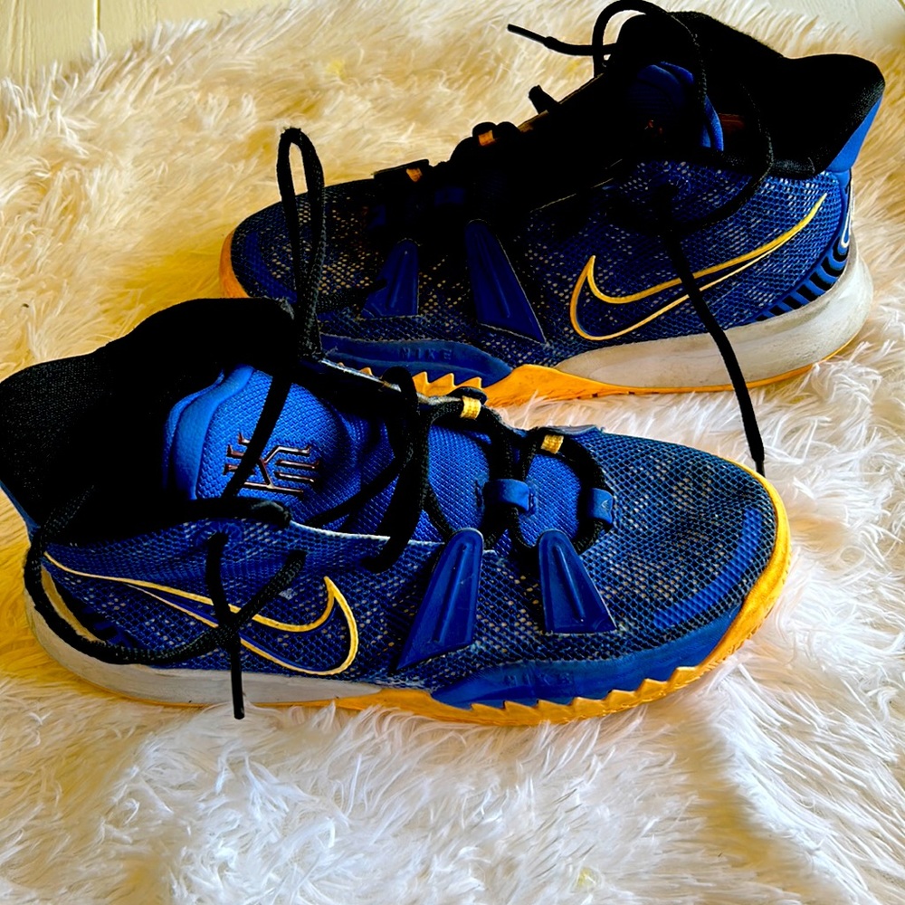 Used basketball shoes size kids 5